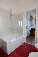 Charming Studio Apartment in Front of the Arno River