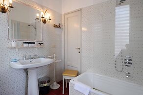 Charming Studio Apartment in Front of the Arno River