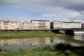 Charming Studio Apartment in Front of the Arno River