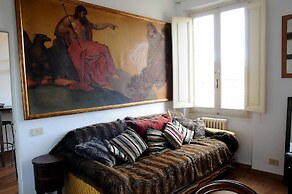 Charming Studio Apartment in Front of the Arno River