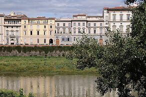 Charming Studio Apartment in Front of the Arno River