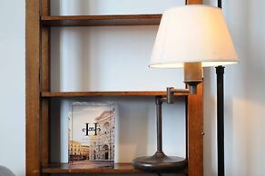 Charming Studio Apartment in Front of the Arno River