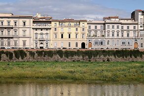 Charming Studio Apartment in Front of the Arno River