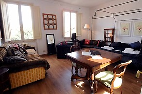 Charming Studio Apartment in Front of the Arno River