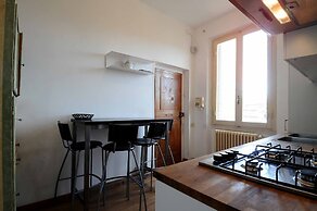 Charming Studio Apartment in Front of the Arno River