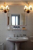 Charming Studio Apartment in Front of the Arno River