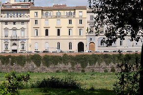 Charming Studio Apartment in Front of the Arno River