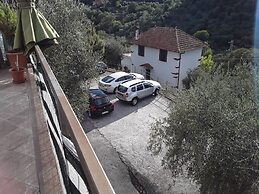 Room in Guest Room - Valle Degli Ulivi - Liguria Italia