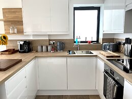 Brand New Beachfront Ground Floor With Garden 2 Bed Apartment 6 Guests