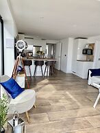 Brand New Beachfront Ground Floor With Garden 2 Bed Apartment 6 Guests