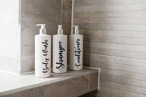 Brand New Beachfront Ground Floor With Garden 2 Bed Apartment 6 Guests