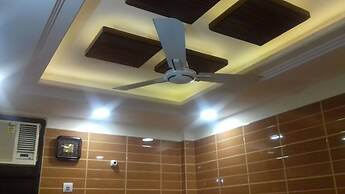 Posh, Nice Foreigner Area Lajpat Ngar Luxury Room