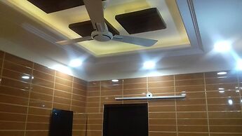 Posh, Nice Foreigner Area Lajpat Ngar Luxury Room