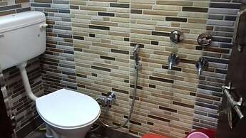 Posh, Nice Foreigner Area Lajpat Ngar Luxury Room