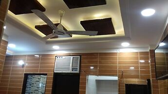Posh, Nice Foreigner Area Lajpat Ngar Luxury Room