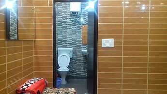 Posh, Nice Foreigner Area Lajpat Ngar Luxury Room