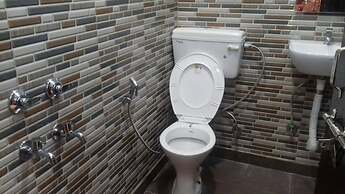 Posh, Nice Foreigner Area Lajpat Ngar Luxury Room