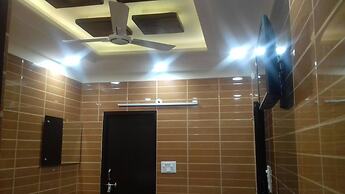 Posh, Nice Foreigner Area Lajpat Ngar Luxury Room