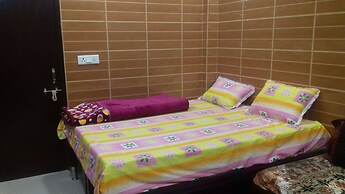 Posh, Nice Foreigner Area Lajpat Ngar Luxury Room