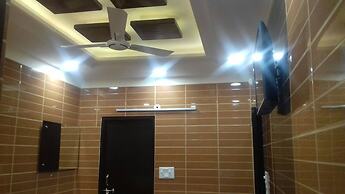 Posh, Nice Foreigner Area Lajpat Ngar Luxury Room