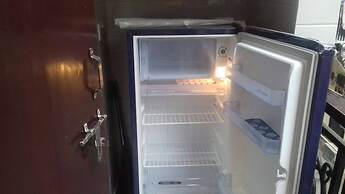 Posh, Nice Foreigner Area Lajpat Ngar Luxury Room