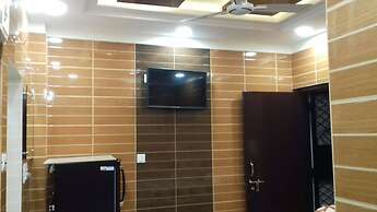 Posh, Nice Foreigner Area Lajpat Ngar Luxury Room