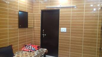 Posh, Nice Foreigner Area Lajpat Ngar Luxury Room
