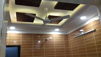 Posh, Nice Foreigner Area Lajpat Ngar Luxury Room