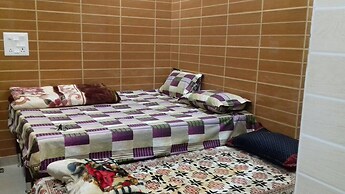 Posh, Nice Foreigner Area Lajpat Ngar Luxury Room