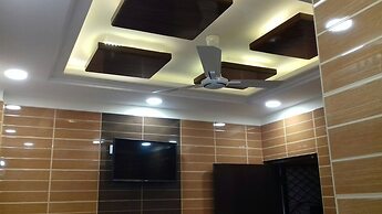 Posh, Nice Foreigner Area Lajpat Ngar Luxury Room