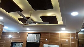 Posh, Nice Foreigner Area Lajpat Ngar Luxury Room