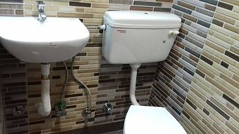 Posh, Nice Foreigner Area Lajpat Ngar Luxury Room