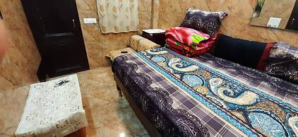 Room in Guest Room - Posh Foreigners Place,couples Allowed Lajpat Naga