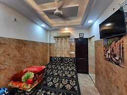 Couple Friendly Private Flat in Posh Lajpat Nagar