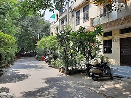 Couple Friendly Private Flat in Posh Lajpat Nagar