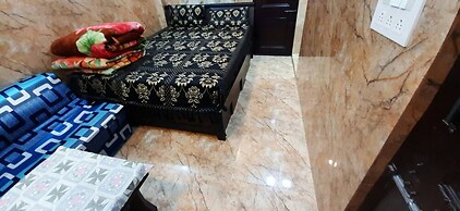 Room in Guest Room - Aggarwal Guest House In Cream Location 92,121,747