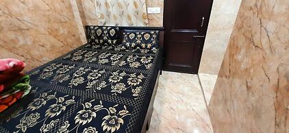 Room in Guest Room - Aggarwal Guest House In Cream Location 92,121,747