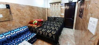 Room in Guest Room - Aggarwal Guest House In Cream Location 92,121,747