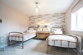Lovely 5-bed House in Centre of Bicester Village