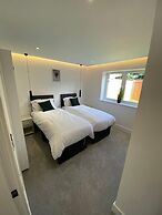 Modern 2 Bedroom 2 Bathroom flat