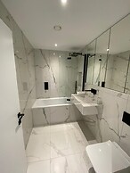 Modern 2 Bed 2 Bath Flat