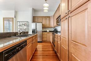 Luxury 4BR With Private Rooftop Deck