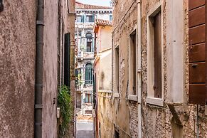 Family Colours near Rialto Mercato