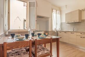 Family Colours near Rialto Mercato