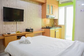Stylish and Comfortable Studio Green Pramuka Apartment