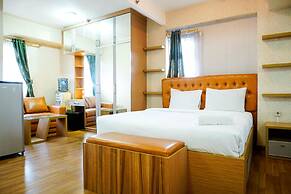 Furnished Studio with Comfortable Design Green Pramuka Apartment