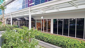 Minimalist and Homey 2BR Aparment at Green Pramuka near Mall