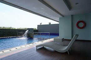 Cozy and Modern Studio Apartment at Belmont Residence Puri