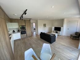 Stylish 2 Bed Flat with Parking