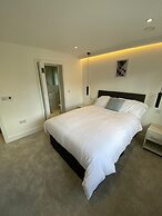 Stylish 2 Bed Flat with Parking